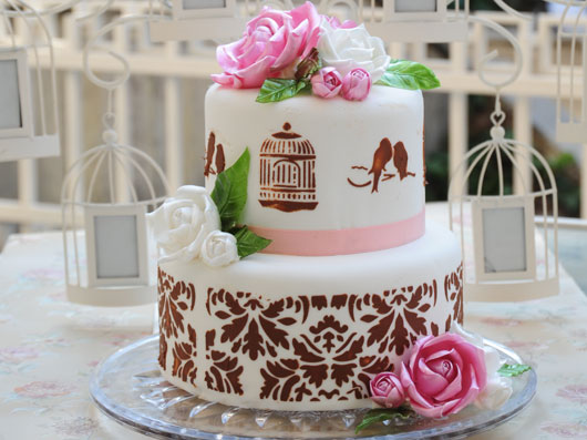 کیک با تزئین استنسیل و گل‌های آبنباتی