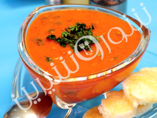 سوپ گوجه‌فرنگي با نان برشته پنيري