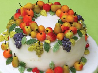 تزئین كیك با میوه‌هائی از  خمیر مارسیپان
