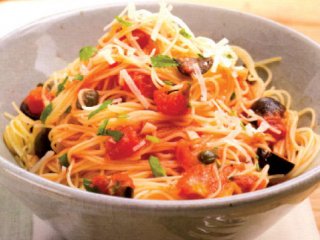 اسپاگتی با فلفل قرمز، گوجه‌فرنگی و زیتون سیاه