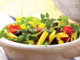 پاستا با زیتون سیاه، فلفل دلمه‌ای و گوجه‌فرنگی