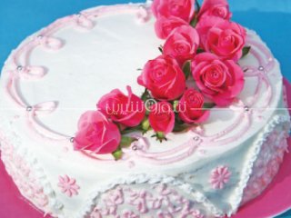 طرز تهیه کیک تر با تزئین خامه و گل‌ رُز