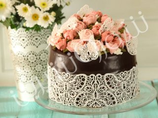 کیک توت‌فرنگی با گل‌های بهاری