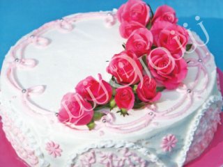 كيك تر با تزئين خامه و گل‌ رُز | طرز تهیه کیک