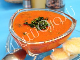 سوپ گوجه‌فرنگی با نان برشته پنيری