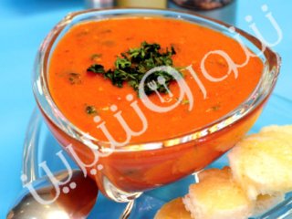 سوپ گوجه‌فرنگي با نان برشته پنيري