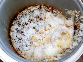 روش‌های از بین بردن بوی سوختگی برنج
