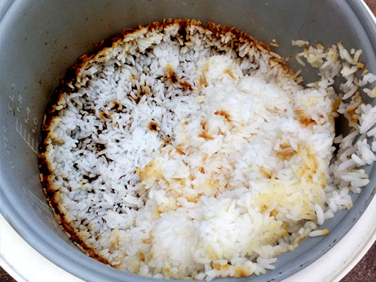 روش‌های از بین بردن بوی سوختگی برنج