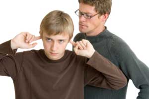 والدین باید در مقابل رفتار پرخاشگرانه ی نوجوانان چه کاری انجام دهد؟
