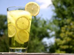 3دلیل شگفت انگیر برای اضافه کردن لیمو به آب آشامیدنی خود