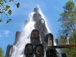 هتلی در دل آبشار