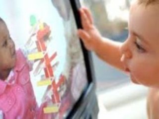 نوزادان علاقه مند به تماشای تلويزيون