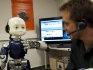 ربات کودکی که با لهجه‌های دشوار صحبت می‌کند